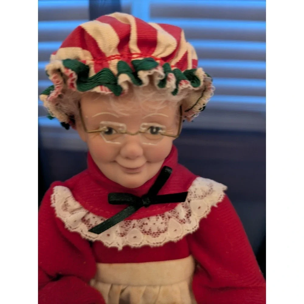 Christmas Mrs. Santa Claus Baking Cookies Holiday Creations. Musical Lighted Box